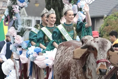 Desfile da Festa da Colônia reúne 35 carretas puxadas por bois neste sábado, em GramadoCom a proposta de mostrar o cotidiano da vida rural, a Festa da Colônia de Gramado, promove, neste sábado (10), o tradicional Desfile de Carretas. A concentração será a partir das 14h, no final da Avenida Borges de Medeiros. Na foto, evento de 2023<!-- NICAID(16034345) -->