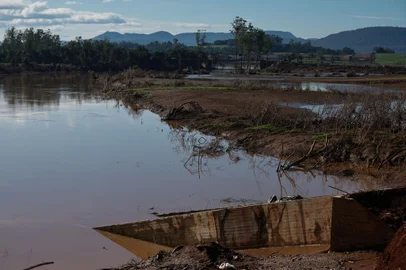 LAJEADO, RS, BRASIL - 2024.06.18 - Nível do Rio Taquari tem queda nas últimas horas. Ponte de ferro é liberada. (Foto: Renan  Mattos/ Agência RBS)<!-- NICAID(15791760) -->