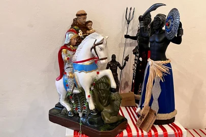 Entre os diversos eventos que ocorrem pela região, neste sábado, às 14h, está a abertura da exposição As Cores do Axé, no Museu Municipal de Caxias do Sul. A curadoria é de Pedro Rosa e a promoção do Conselho Superior de Umbanda da Serra Gaúcha (CONSUSG). A mostra integra ainda a 21ª Semana Nacional dos Museus, no município.<!-- NICAID(15419844) -->