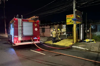 Incêndio destrói loja automotiva na zona norte de Porto Alegre<!-- NICAID(15903561) -->