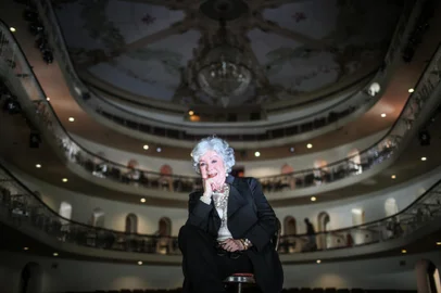 PORTO ALEGRE, RS, BRASIL - 2022.03.18 - Fotos de Tânia Carvalho para a matéria Minha Porto ALegre, para o aniversário da cidade. Tânia escolheu o Theatro Sâo Pedro como seu local favorito na cidade. (Foto: ANDRÉ ÁVILA/ Agência RBS)Indexador: Andre Avila<!-- NICAID(15045272) -->