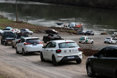 SÃO VALENTIM DO SUL, RS, BRASIL, 19/09/2024. Balsa que faz a travessia do Rio Taquari, junto à localidade de Santa Bárbara, pela RS-431 em São Valentim do Sul, que teve sua operação iniciada em 10/08/2024. O cruzamento do rio estava interrompido desde maio, quando a enchente arrastou a embarcação que operava no ponto. A balsa já era provisória e foi instalada após a cheia de setembro de 2023 derrubar a ponte sobre o Taquari. (Bruno Todeschini/Agência RBS)Indexador: Bruno Todeschini<!-- NICAID(15871705) -->
