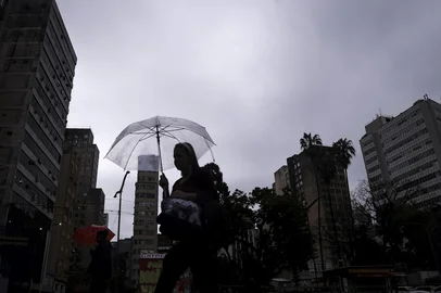 PORTO ALEGRE, RS, BRASIL, 20-07-2026:  O Inmet publicou dois alertas para o Rio Grande do Sul no início desta semana. Além de um laranja, que já está em vigor, há um vermelho, mais intenso, que indica grande perigo para acumulado de chuva, válido durante toda a terça-feira (21). Na capital, a segunda-feira (20) tem pancadas de chuva, com temperaturas inferiores ao final de semana. Foto: Bruno Todeschini/Agência RBS<!-- NICAID(16330568) -->