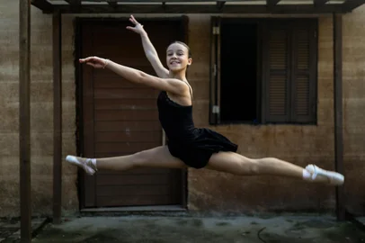 SÃO LEOPOLDO , RS, BRASIL - 2024.07.13 - A bailarina Amanda de Menezes Pinto e a família perderam tudo na enchente. Através de vaquinhas, arrecadaram fundos para participar de competições.  (Foto: Renan  Mattos/ Agência RBS)<!-- NICAID(15815761) -->