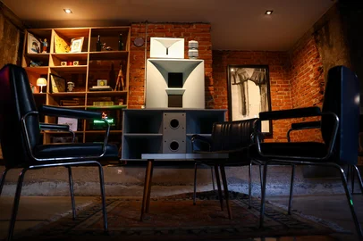 PORTO ALEGRE, RS, BRASIL, 03-03-2026: Os listening bars, nova tendência na capital gaúcha, são locais que servem drinques e comidas em ambiente intimista com música ambiente tocada por DJs - quase sempre com discos de vinil. Na foto, Rádio Agulha, no Shopping Total. Foto: Bruno Todeschini/Agência RBS<!-- NICAID(16237705) -->