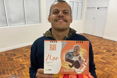Apae de Passo Fundo organiza o último calendário da instituição com fotos antigas de usuários<!-- NICAID(15800783) -->
