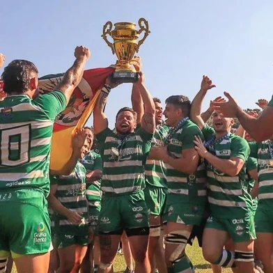 O Farrapos Rugby, clube de Bento Gonçalves, conquistou no último sábado (3) o título mais importante de sua história. A equipe levantou a taça da Copa do Brasil de Rugby 2024 ao derrotar o Niterói na grande final por 43 a 3. <!-- NICAID(15833019) -->
