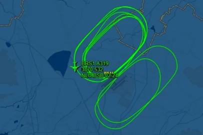 A Força Aérea Brasileira (FAB) informa que a aeronave presidencial VC-1 apresentou um problema técnico após a decolagem do Aeroporto da Cidade do México, nesta terça-feira (01/10).Realizados, com sucesso, os procedimentos de segurança para solução do problema apresentado, os pilotos aguardam o consumo de combustível necessário para que a aeronave retorne ao mesmo aeródromo da decolagem. <!-- NICAID(15880405) -->