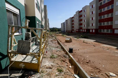 PORTO ALEGRE, RS, BRASIL, 08.02.2023: Obras do Minha Casa, Minha Vida paralisadas - estrutura do Condominio Dois Irmãos localizado no bairro Campo Novo. Foto: Camila Hermes/Agencia RBS<!-- NICAID(15344020) -->