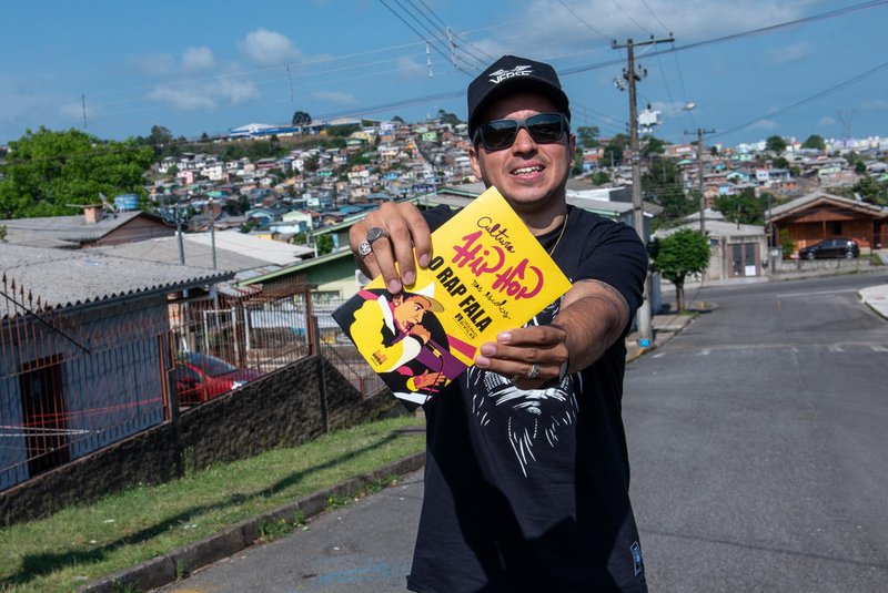 Chiquinho Divilas lança o livro "Hip Hop Nas Escolas - O Rap Fala".<!-- NICAID(14644822) -->