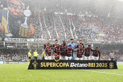 Flamengo players pose for a team photo during the 2025 Supercopa football match between Botafogo and Flamengo, at Mangueirao stadium in Belem, state of Para, Brazil, on February 2, 2025. (Photo by Raphael MACEDO / AFP)Editoria: SPOLocal: BelémIndexador: RAPHAEL MACEDOSecao: soccerFonte: AFPFotógrafo: STR<!-- NICAID(15967807) -->
