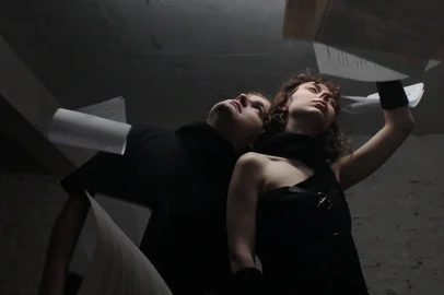 Peça é encenada pelos artistas Bela Becker e Pedro Dargen <!-- NICAID(15117299) -->