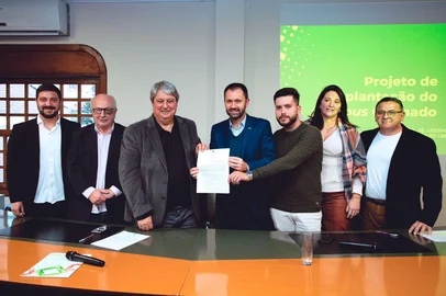 Lideranças de diferentes setores de Gramado e região participaram do primeiro encontro estratégico para a implantação do campus do Instituto Federal de Educação, Ciência e Tecnologia do Rio Grande do Sul (IFRS) no município. O evento ocorreu na tarde de quarta-feira (16), no auditório da Prefeitura, com a presença de aproximadamente 100 pessoas. A programação contou com a assinatura oficial do contrato entre o Instituto e a empresa vencedora da concorrência pública para a construção da futura unidade, a WC Construtora e Incorporadora. Na foto: o presidente da Câmara de Vereadores, Ike Koetz; o vice de Gramado, Luia Barbacovi; o prefeito Nestor Tissot; o reitor do IFRS, Júlio Xandro Heck; a secretária municipal de Educação de Gramado, Simone Tomazelli Andreis; e o secretário de Inovação de Gramado, André Castilhos.  <!-- NICAID(16083427) -->