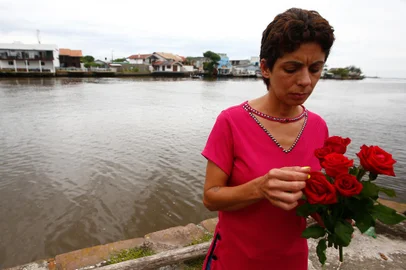 Torres, RS, Brasil - Cristiane dos Santos, mãe, familiares e amigos homenageiam Brian Grandi que foi vítima do rompimento de cabo da ponte pensil sobre o rio Mampituba.. Foto: Jonathan Heckler / Agencia RBS<!-- NICAID(15358785) -->