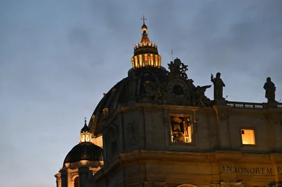This photograph shows Saint Peters Basilica illuminated following the death of Pope Francis, in the Vatican, on April 21, 2025. Pope Francis died on April 21, 2025 aged 88, a day after making a much hoped-for appearance at Saint Peter's Square on Easter Sunday, the Vatican said in a statement. (Photo by Alberto PIZZOLI / AFP)Editoria: RELLocal: Vatican CityIndexador: ALBERTO PIZZOLISecao: popeFonte: AFPFotógrafo: STF<!-- NICAID(16021052) -->
