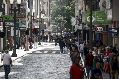 André Ávila / Agencia RBS PORTO ALEGRE, RS, BRASIL - 2025.02.18 - Hoje, há 46 salas comerciais na Rua dos Andradas desocupadas. Após pandemia, obras centrais e alagamento, alguns comercios não resistiram a alugueis elevados e movimento fraco na região central da cidade. (Foto: André Ávila/ Agência RBS)Indexador: Andre Avila<!-- NICAID(15979065) -->