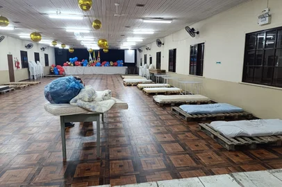 Aírton Lemos / Agência RBS Camaquã prepara abrigo para famílias desabrigadas pelas chuvas<!-- NICAID(16183844) -->