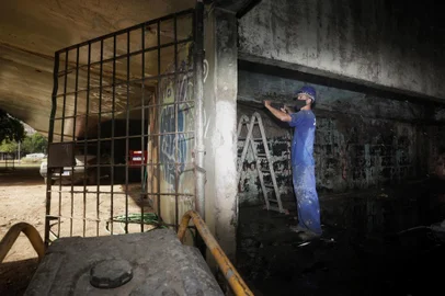 PORTO ALEGRE, RS, BRASIL, 22-02-2021: Área interna sob o Viaduto dos Açorianos passa por limpeza para início de obras de recuperação da estrutura. A passagem está interditada desde maio de 2020. (Foto: Mateus Bruxel / Agência RBS)Indexador: Mateus Bruxel<!-- NICAID(14719955) -->