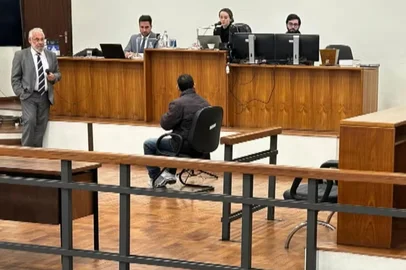 A Justiça do Rio Grande do Sul condenou a 18 anos e 8 meses de prisão em regime fechado um homem que perseguiu e tentou matar a ex-companheira a tiros dentro do pronto-socorro de um hospital em Santana do Livramento, na Fronteira Oeste do estado. <!-- NICAID(16077219) -->