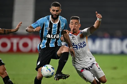 Gremio's defender #03 Wagner Leonardo (L) and Atletico Grau's Argentina forward #11 Neri Bandiera fight for the ball during the Copa Sudamericana group stage football match between Peru's Atletico Grau and Brazil's Gremio at the Alejandro Villanueva stadium in Lima on May 7, 2025. (Photo by ERNESTO BENAVIDES / AFP)Editoria: SPOLocal: LimaIndexador: ERNESTO BENAVIDESSecao: soccerFonte: AFPFotógrafo: STF<!-- NICAID(16032550) -->