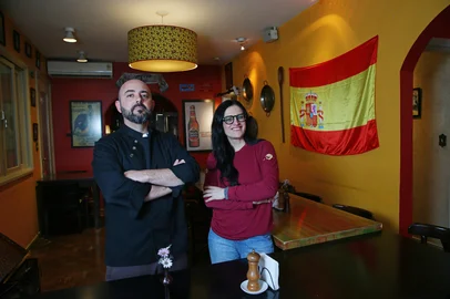 CAXIAS DO SUL, RS, BRASIL, 13/08/2026. Como se mantêm, em Caxias do Sul, restaurantes que fogem do cardápio típico. Na foto, Susi e Rafael Fernandes, sócios no Me Gusta Casa de Tapias. (Porthus Junior/Agência RBS)<!-- NICAID(16345672) -->