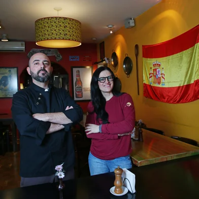 CAXIAS DO SUL, RS, BRASIL, 13/08/2026. Como se mantêm, em Caxias do Sul, restaurantes que fogem do cardápio típico. Na foto, Susi e Rafael Fernandes, sócios no Me Gusta Casa de Tapias. (Porthus Junior/Agência RBS)<!-- NICAID(16345672) -->