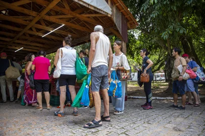 Porto Alegre, RS, Brasil - O uso de sacolas plásticas e o estimúlo ao uso de ecobags. Visitamos a Feira Ecológica do Menino Deus.Indexador: Jeff Botega<!-- NICAID(15382356) -->