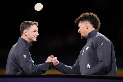 Brock Purdy (E) e Patrick Mahomes (D) vão se enfrentar no Super Bowl LVIII.