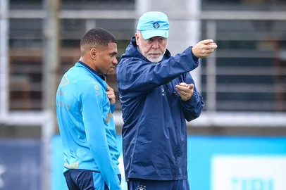 RS - FUTEBOL/ TREINO GREMIO 2025 - ESPORTES - Jogadores do Gremio realizam treino tÃ©cnico durante a manha desta segunda-feira, no CT Luiz Carvalho, na preparaÃ§Ã£o para a partida valida pelo Copa Sul Americana 2025. Na foto, Lucas Esteves e Mano Menezes FOTO: LUCAS UEBEL/GREMIO FBPA<!-- NICAID(16046245) -->