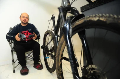 CAXIAS DO SUL, RS, BRASIL, 13/05/2022. Azulejista autônomo Ronaldo Borges, 43 anos. Na tarde do dia 23, um sábado, ele saiu para pedalar quando um carro o atingiu na rua Professor Gilberto Piazza, no bairoo Charqueadas. Ronaldo teve rompimento de 50% do tendão do ombro esquerdo e de 80% do ombro direito, além de um corte no pé e outros ferimentos. (Porthus Junior/Agência RBS)<!-- NICAID(15095888) -->