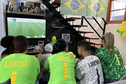 Família de Lorena assiste jogo da seleção brasileira durante os Jogos Olímpicos 2024 - Foto: Matheus Trindade/Agência RBS<!-- NICAID(15823070) -->