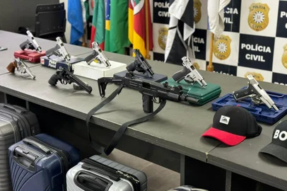 Grupo de Passo Fundo especializado no “golpe do bilhete” é preso com arsenal de armas<!-- NICAID(15871032) -->