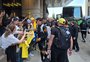 Líderes "puxam a fila", e atletas da Seleção vão ao encontro dos torcedores na chegada a Cleveland