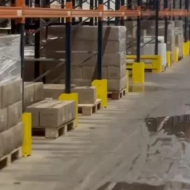 Vale do TaquariInundada duas vezes, indústria tenta proteger estoque e máquinas recém compras Empresas da região precisam de guindastes para remover equipamentos Atingida pelas duas enchentes do ano passado em Encantado, a Fontana SA está em operação de guerra com a nova cheia. A indústria de produtos de higiene e limpeza quer deslocar as máquinas novas que chegaram em janeiro para substituir as danificadas nas inundações anteriores. Também está removendo o estoque com caminhões. <!-- NICAID(15749373) -->
