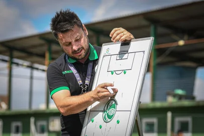 O Juventude confirmou, nesta terça-feira (29), a contratação de Marcio Ebert, 44 anos, como novo treinador da equipe sub-17. O profissional chega para substituir Fernando Garcia, que deixou o cargo após seis anos por conta de uma proposta do Grêmio e vai trabalhar nas categorias de base do Tricolor.<!-- NICAID(15902341) -->