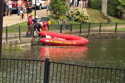 Corpo de Bombeiros Militar realiza buscas por corpo no Lago Joaquina Rita Bier, em Gramado, na tarde desta segunda-feira (27). <!-- NICAID(15962649) -->