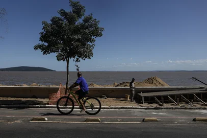 PORTO ALEGRE, RS, BRASIL - 2025.03.10 - A obra de recuperação da orla de Ipanema completa cinco meses na segunda-feira (10). O local foi atingido pela enchente de maio e, segundo prefeitura, obra deve estar concluída em julho de 2025. (Foto: André Ávila/ Agência RBS)Indexador: Andre Avila<!-- NICAID(15992602) -->