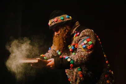 A Unidade de Teatro e Circo da Secretaria Municipal da Cultura, em parceria com a Associação Caxiense de Teatro (ACAT), realiza a Mostra Teatro Daqui 2025, de 27 a 30 de março, um evento dedicado à valorização das manifestações teatrais locais. A mostra ocorre em alusão ao Dia Internacional do Teatro, proporcionando quatro dias de programação gratuita para diferentes públicos e locais.FOTO: "Sim Salabim, a Bruxa que Mora em Mim", do grupo Teatro do Encontro.<!-- NICAID(16002275) -->