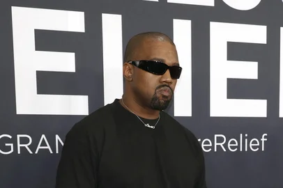 LOS ANGELES, CALIFORNIA - FEBRUARY 02: (FOR EDITORIAL USE ONLY) (EDITOR'S NOTE: Image contains nudity.) (L-R) Kanye West and Bianca Censori attend the 67th GRAMMY Awards on February 02, 2025 in Los Angeles, California.   Frazer Harrison/Getty Images/AFP (Photo by Frazer Harrison / GETTY IMAGES NORTH AMERICA / Getty Images via AFP)<!-- NICAID(15967932) -->