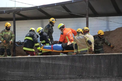 PORTO ALEGRE, RS, BRASIL, 07-10-2025: Carreta carregada de serragem tomba e deixa mulher soterrada no acesso à BR-448, em Porto Alegre . Foto: Ronaldo Bernardi/Agência RBS<!-- NICAID(16140806) -->
