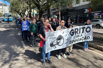 Professores municipal fazem paralisação em protesto contra fim de benefício na educação especial<!-- NICAID(16105754) -->