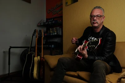 CAXIAS DO SUL, RS,BRASIL (27/08/2020)O guitarrista Cristian Rigon é o personagem da série A Arte Não Para. (Antonio Valiente/Agência RBS)<!-- NICAID(14577887) -->