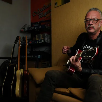 CAXIAS DO SUL, RS,BRASIL (27/08/2020)O guitarrista Cristian Rigon é o personagem da série A Arte Não Para. (Antonio Valiente/Agência RBS)<!-- NICAID(14577887) -->