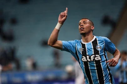PORTO ALEGRE, RS, BRASIL, 08-07-2025: Na Arena, Grêmio enfrenta o São José valendo o título da Recopa. O duelo promove o encontro entre o campeões do Gauchão 2024 — o Tricolor — e da Copa FGF do ano passado — o Zeca. Na foto, Gol de Alysson, para o 1-0. Fotos: Duda Fortes/Agência RBS<!-- NICAID(16076184) -->