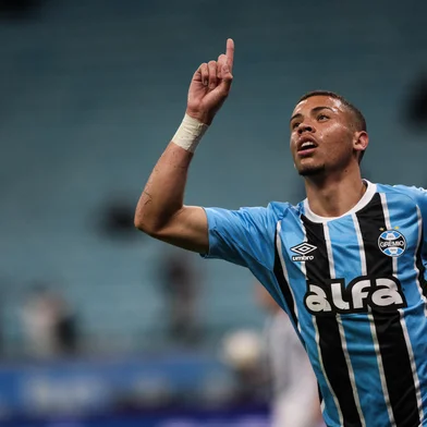 PORTO ALEGRE, RS, BRASIL, 08-07-2025: Na Arena, Grêmio enfrenta o São José valendo o título da Recopa. O duelo promove o encontro entre o campeões do Gauchão 2024 — o Tricolor — e da Copa FGF do ano passado — o Zeca. Na foto, Gol de Alysson, para o 1-0. Fotos: Duda Fortes/Agência RBS<!-- NICAID(16076184) -->
