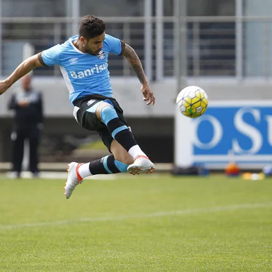 RS - FUTEBOL/TREINO GREMIO  - ESPORTES - Jogadores do Gremio realizam treino durante a manha desta sexta-feira no Centro de Treinamentos Luiz Carvalho, na preparacao para o Campeonato Brasileiro 2016. FOTO: LUCAS UEBEL/GREMIO FBPA<!-- NICAID(12481527) -->