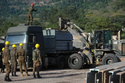 CAXIAS DO SUL, RS, BRASIL, 13/06/2024. Chegada da estrutura para a montagem da ponte metálica provisória sobre o Rio Caí, pelo Exército. A instalação deve iniciar após a conclusão das obras nas cabeceiras, com previsão de conclução de todos os trabalhos até o fim do mês. A ponte será utilizada até a nova ponte sobre a BR-116 ser concluída. (Bruno Todeschini/Agência RBS)Indexador: BTK<!-- NICAID(15788115) -->