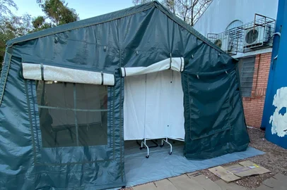 Primeira tenda do Exército começa a receber pacientes com sintomas de dengue em Porto Alegre<!-- NICAID(16027012) -->