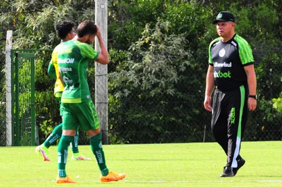 CAXIAS DO SUL, RS, BRASIL, 27/01/2023. Treino do Juventude  no Centro de Formação de Atletas e Cidadãos (Cfac). Na foto, técnico Celso Roth. (Porthus Junior/Agência RBS)Indexador:                                 <!-- NICAID(15333699) -->