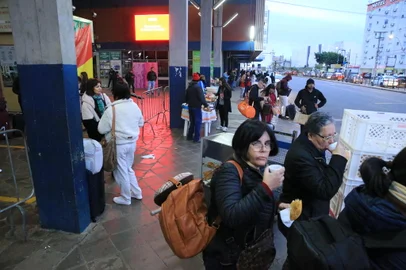 A Estação Rodoviária de Porto Alegre volta a ficar aberta dia, noite e madrugada a partir desta quinta-feira (4). Os últimos testes de energia no terminal foram concluídos nessa terça-feira. Dessa forma, vai ser possível usar todos os 72 boxes da estação. A operação era restrita a 18 boxes onde originalmente ocorriam os desembarques.Fotos: Ronaldo Bernardi/Agencia RBS<!-- NICAID(15805313) -->